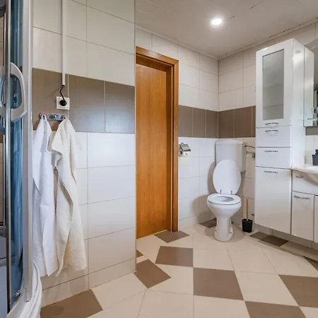 Apartmaji Pri Ajheci * Pristava pri Mestinju