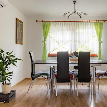 Apartma Pri Ajheci *